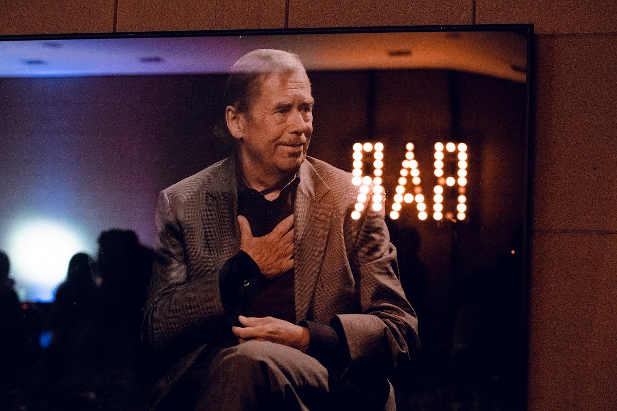 Václav Havel - foto v baru Divadla Archa